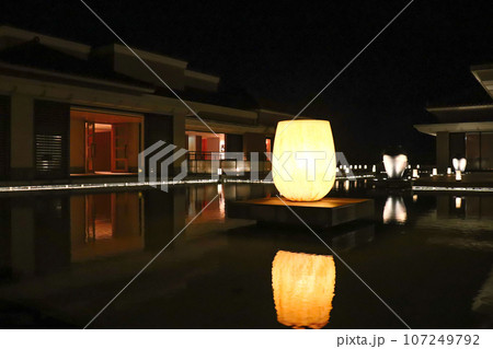 南国沖縄の高級リゾートホテル、ザ・リッツカールトン沖縄の夜景 南国沖縄の高級リゾートホテル、ザ・リッツカールトン沖縄の夜景 107249792