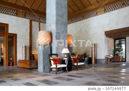 南国沖縄の高級リゾートホテル、ザ・リッツカールトン沖縄のロビーエントランス 107249977