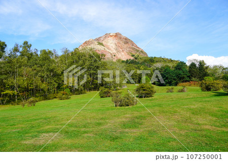 昭和の軌跡・昭和新山（2023年9月末の崩落後） 107250001