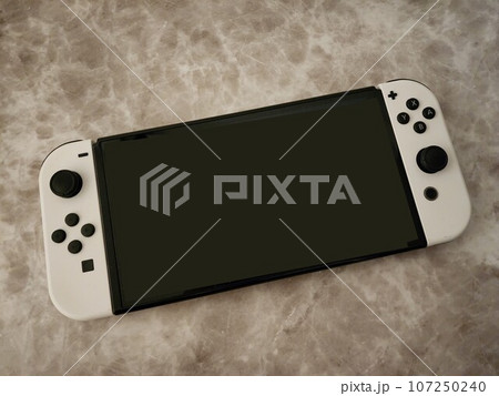 大理石のテーブルに置かれたゲーム機 107250240