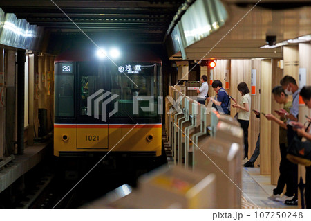 新橋駅に到着する東京メトロ銀座線(浅草行) 新橋駅に到着する東京メトロ銀座線(浅草行) 107250248
