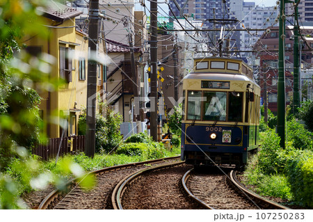 庚申塚駅付近のカーブを走行する都電荒川線9000形レトロ車両 107250283