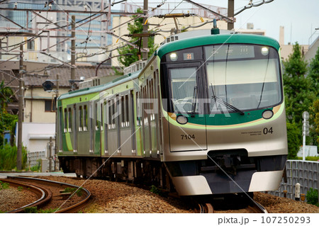 矢口渡駅付近のカーブを走行する東急多摩川線7000系車両 矢口渡駅付近のカーブを走行する東急多摩川線7000系車両 107250293
