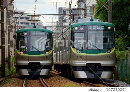 矢口渡駅付近ですれ違う東急多摩川線7000系車両 107250294