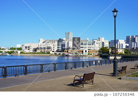 ヴェルニー公園から見たコースカベイサイドストアーズ ヴェルニー公園から見たコースカベイサイドストアーズ 107250346