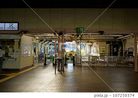 JR横須賀駅のフラットな駅舎内部 107250374