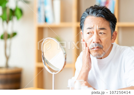 肌の調子が気になるシニア男性 107250414