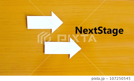 右に向いた2つの白い矢印とNextStage文字 右に向いた2つの白い矢印とNextStage文字 107250545