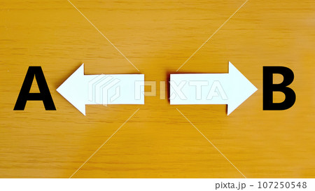 左右に向いた白い矢印とAとBの文字 107250548