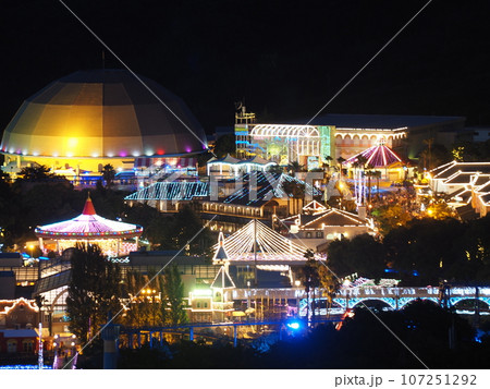 城山から見たレオマワールド夜景【香川県丸亀市】 城山から見たレオマワールド夜景【香川県丸亀市】 107251292