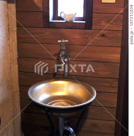 レトロな手洗い場 レトロな手洗い場 107251839