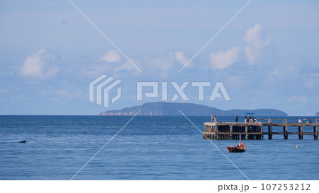 The sea between Phla beach and Phayun beach The sea between Phla beach and Phayun beach 107253212