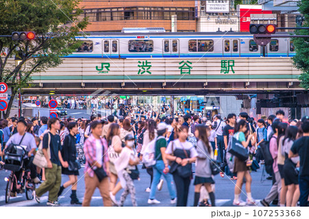 日本の東京都市景観 9月。全国・47都道府県/減↓。賑わう渋谷駅前。マスク無し。自転車の信号無視増加 107253368