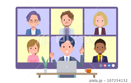 複数人でオンライン会議をしている営業コンサルタント男性のセット。正面アングル 107254132
