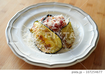 パルミジャーノ・レッジャーノ・チーズがのったナスビのパスタ パルミジャーノ・レッジャーノ・チーズがのったナスビのパスタ 107254677