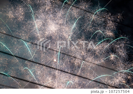 夜空に映る花火 夜空に映る花火 107257504