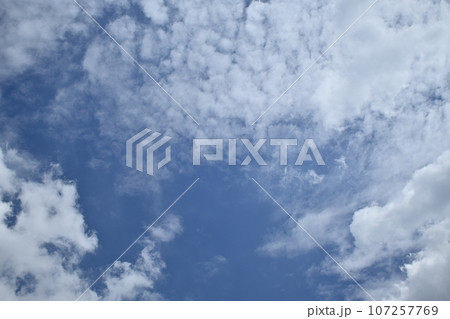秋の日の穏やかな日の空と雲 秋の日の穏やかな日の空と雲 107257769