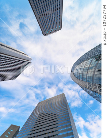 [東京・新宿] 青空に向かって目もくらむくらいに低角度から眺めた新宿の高層ビル群の光景。 107257794