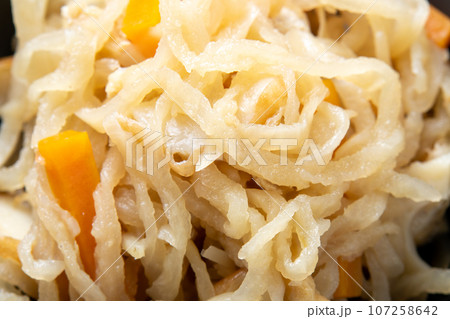 切り干し大根の煮物のアップ。 107258642