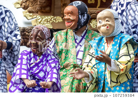 踊る民俗芸能祭りにおける火男【ひょっとこ面イメージ】 107259384