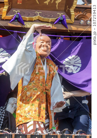 踊る民俗芸能祭りにおける道化面【祭り面イメージ】 107259413