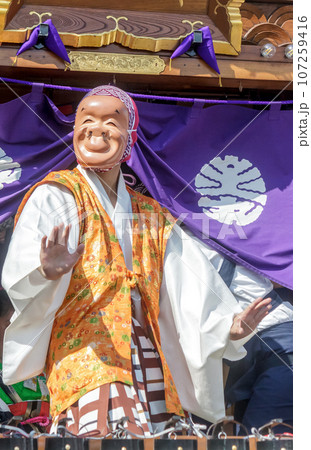 踊る民俗芸能祭りにおける道化面【祭り面イメージ】 107259416