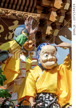 踊る民俗芸能祭りにおける火男【ひょっとこ面イメージ】 107259424