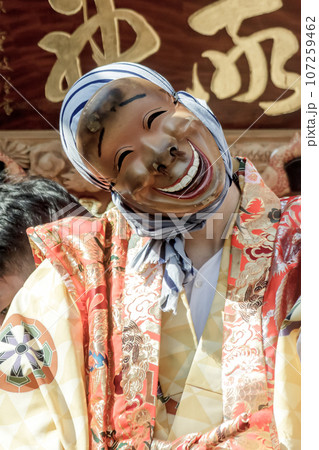 踊る民俗芸能祭りにおける笑い面【祭り面イメージ】の写真素材 