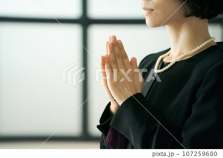 葬儀に参列する女性の写真 107259680