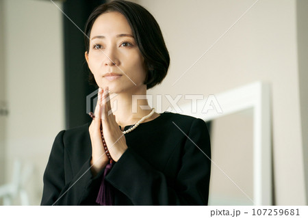 葬儀に参列する女性の写真 葬儀に参列する女性の写真 107259681