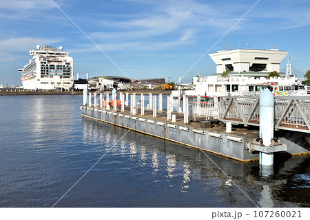 象の鼻テラスから見える大桟橋に停泊する大型客船 107260021