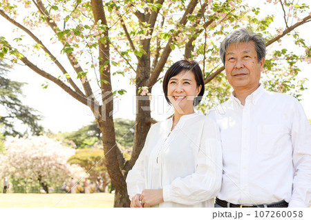 春を楽しむシニア夫婦、アベック、中高年、デイト、散歩 春を楽しむシニア夫婦、アベック、中高年、デイト、散歩 107260058