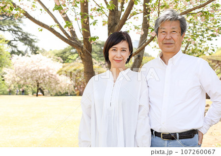 春を楽しむシニア夫婦、アベック、中高年、デイト、散歩 107260067