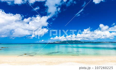 【沖縄】白い砂浜と青い海のビーチ　横長 107260225