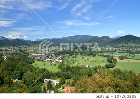 南欧スロヴェニアのブレッド湖　湖岸の断崖の上に建つブレッド城展望台からの景色 107260288