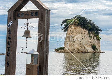 「石川県」見附島（軍艦島）の風景 107260338