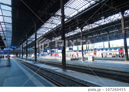 SBB（スイス連邦鉄道）のバーゼル駅、ホームを覆う大屋根 107260455