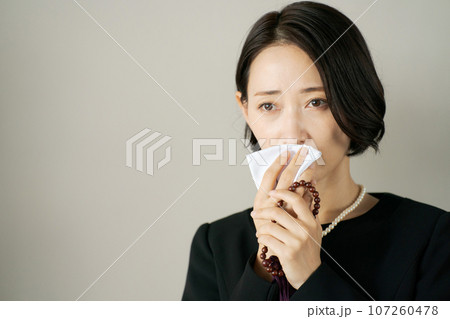喪服を着た涙の女性 喪服を着た涙の女性 107260478