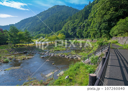 吉田川　水辺再生　吉田元気村付近　真夏の風景　秩父市上吉田 107260840