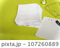 節約の為、チラシやカレンダーの裏を再利用したメモ帳 107260889