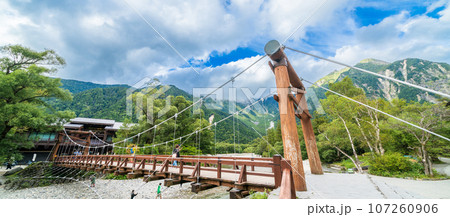 「長野県」梓川越しに望む河童橋周辺 夏の上高地 「長野県」梓川越しに望む河童橋周辺 夏の上高地 107260906