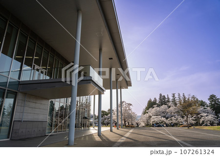 山形県米沢市　春の米沢市上杉博物館正面からの米沢城址の眺め 107261324