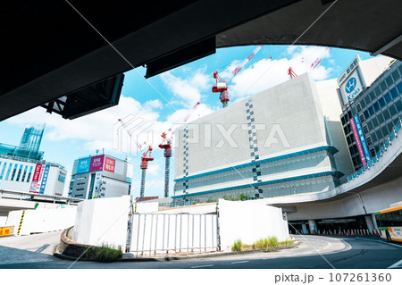 変貌する東京 工事中の新宿駅西口ロータリー周辺 2023.09　c-3 ライトカラー 107261360