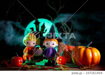 ハロウィンのかぼちゃと小さなあみぐるみ人形 107261404