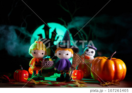 ハロウィンのかぼちゃと小さなあみぐるみ人形 107261405