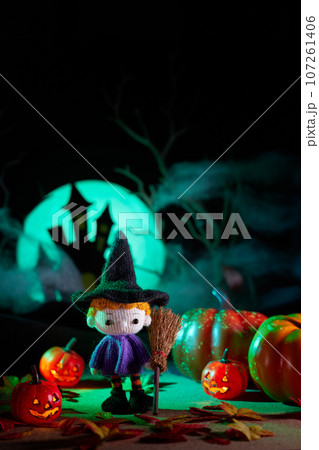ハロウィンのかぼちゃと小さなあみぐるみ人形 107261406
