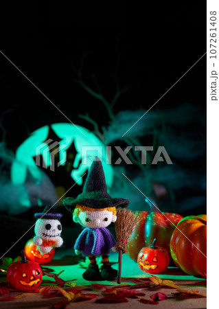 ハロウィンのかぼちゃと小さなあみぐるみ人形 107261408