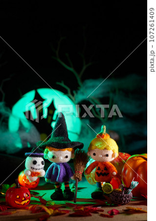 ハロウィンのかぼちゃと小さなあみぐるみ人形 107261409