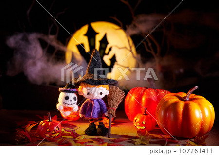 ハロウィンのかぼちゃと小さなあみぐるみ人形 107261411