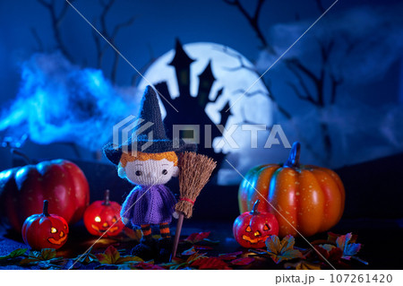 ハロウィンのかぼちゃと小さなあみぐるみ人形 ハロウィンのかぼちゃと小さなあみぐるみ人形 107261420